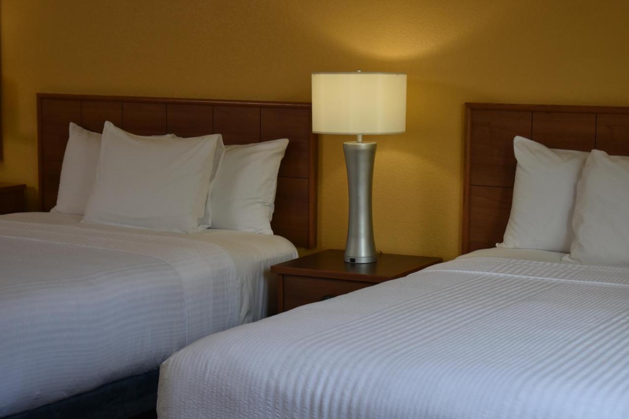 1 Bedroom 2 Queens Suite at Studio 6 Carlsbad, CA