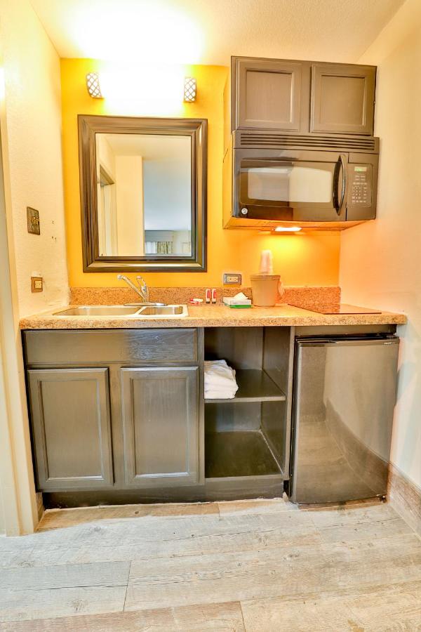 Deluxe One-Bedroom Suite- Non-Smoking at Baymont by Wyndham Murfreesboro