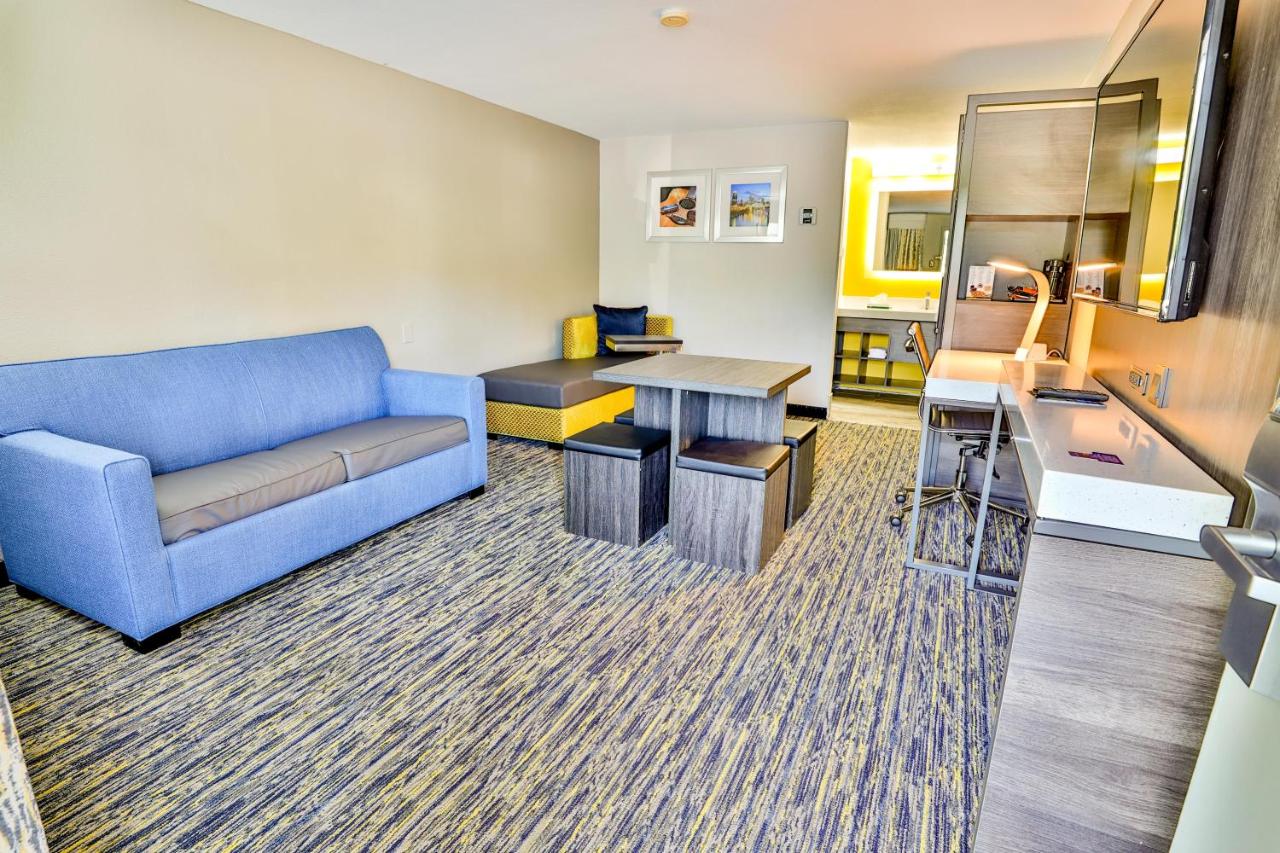 Deluxe One-Bedroom Suite- Non-Smoking at Baymont by Wyndham Murfreesboro
