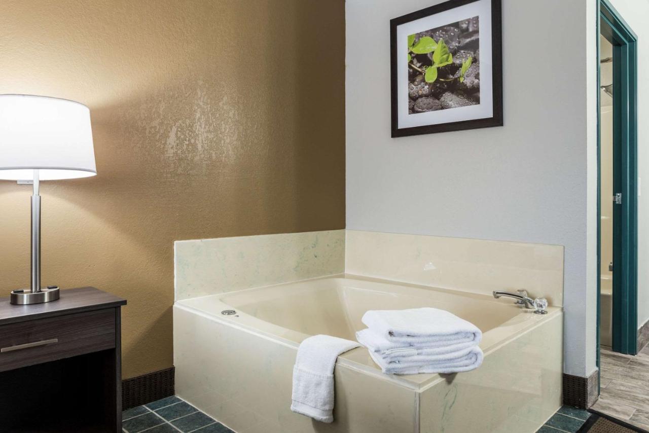 King Room with Whirlpool - Non-Smoking at Quality Inn