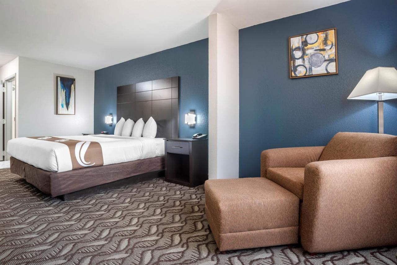 King Suite - Non-Smoking at Quality Suites Baton Rouge East - Denham Springs