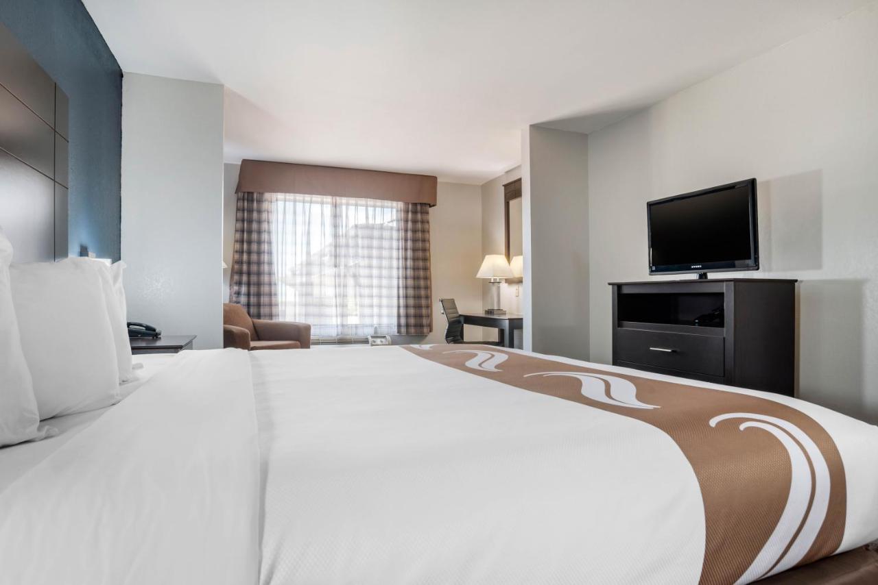 King Suite - Non-Smoking at Quality Suites Baton Rouge East - Denham Springs