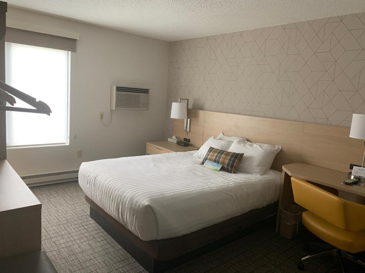 Queen Room - Non-Smoking at Days Inn & Suites by Wyndham Duluth by the Mall