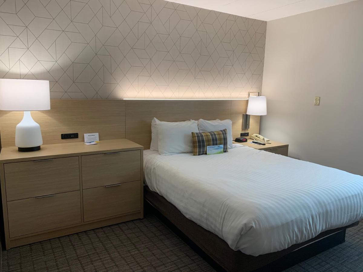 Queen Room - Non-Smoking at Days Inn & Suites by Wyndham Duluth by the Mall