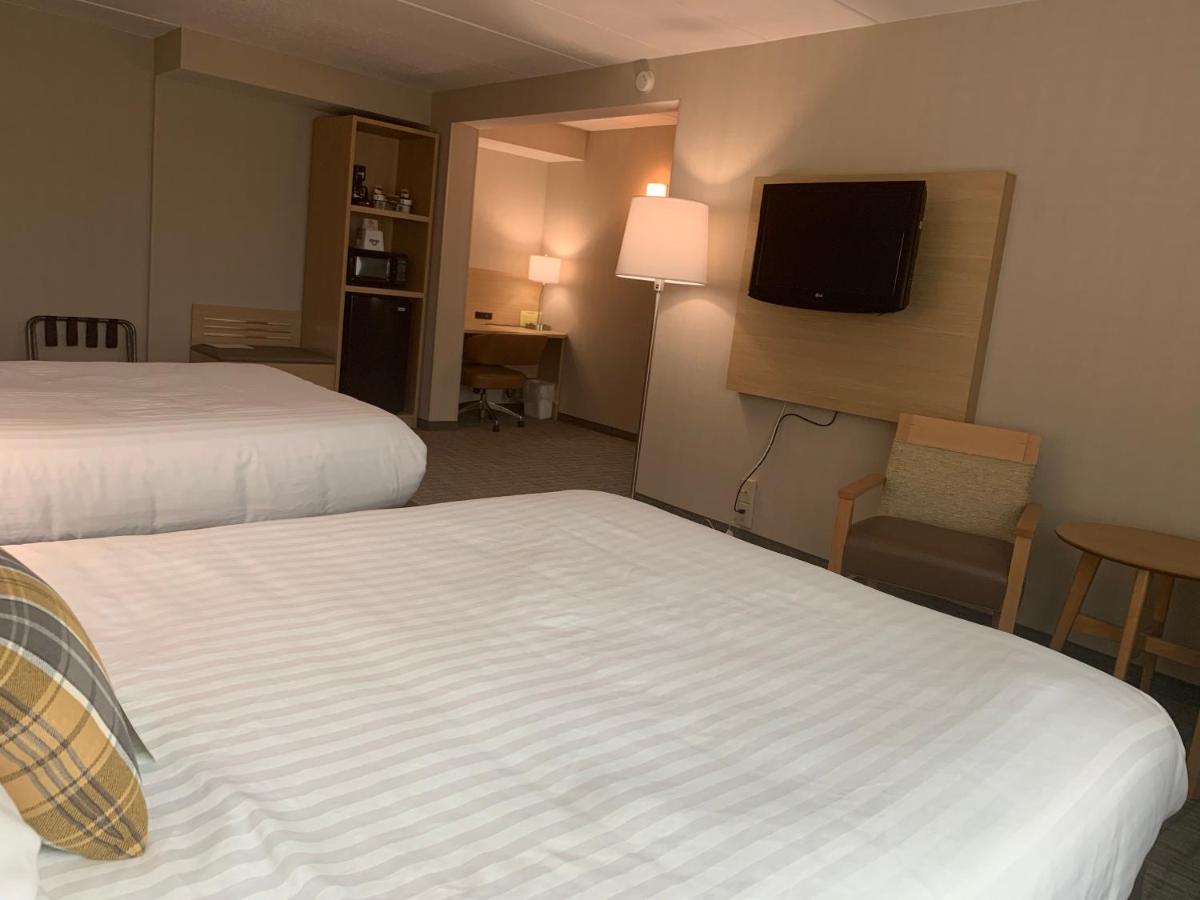 Queen Room with Two Queen Beds and King Bed - Mobility Accessible/Non-Smoking at Days Inn & Suites by Wyndham Duluth by the Mall