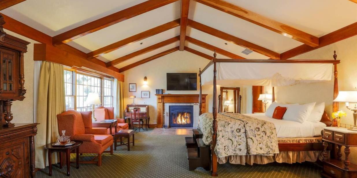 King Room with Garden View at Benbow Historic Inn