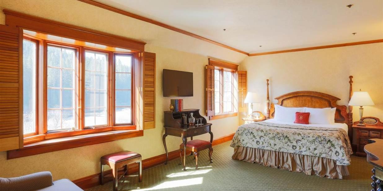 King Room with Mountain View at Benbow Historic Inn