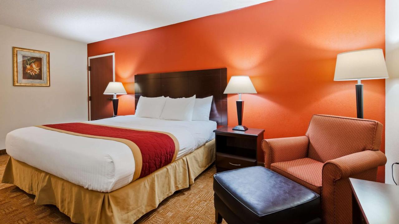 King Room with Roll-in Shower - Disability Access/Non-Smoking at Best Western Hiram Inn & Suites