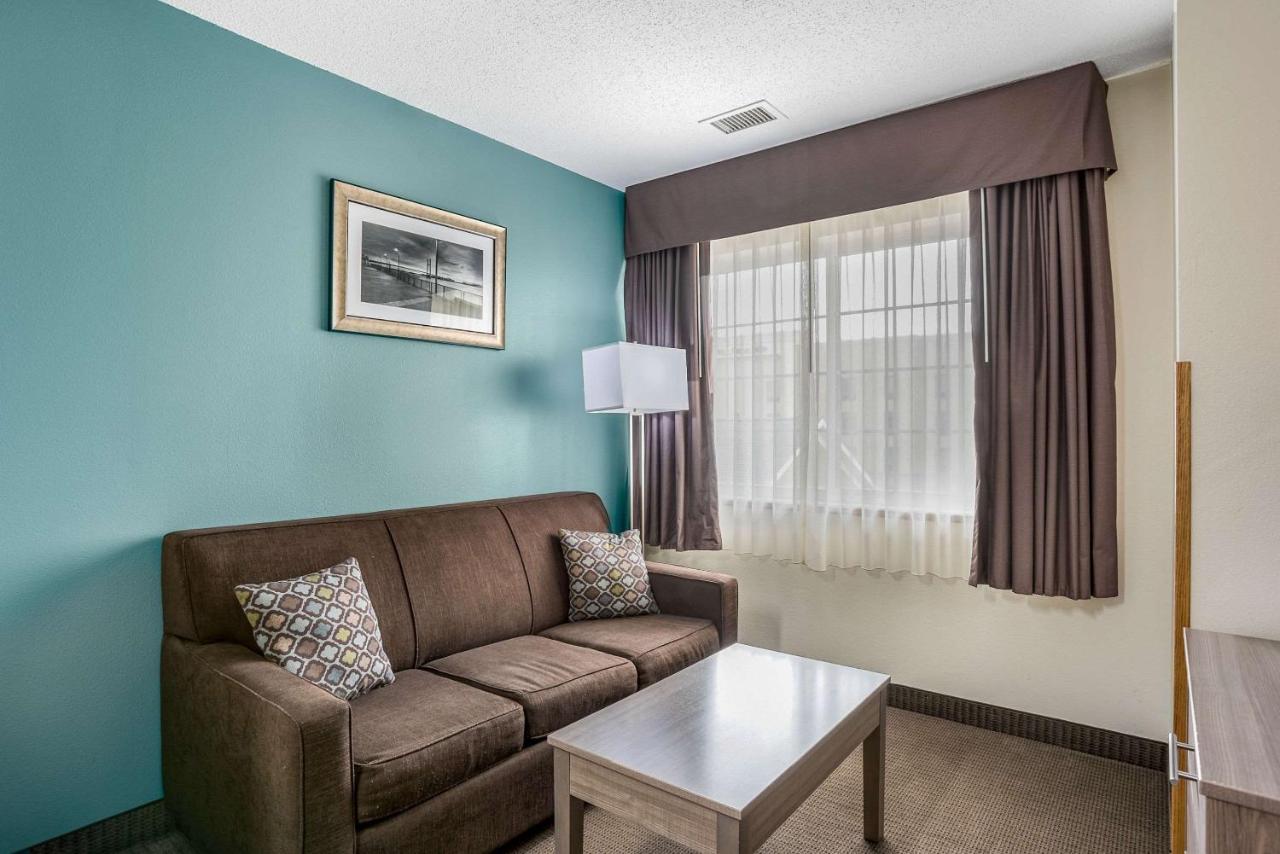 Queen Suite - Non-Smoking at MainStay Suites Cedar Rapids North - Marion