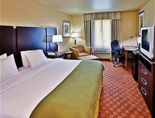 King Room with Spa Bath at Holiday Inn Express Hotel & Suites Muskogee by IHG