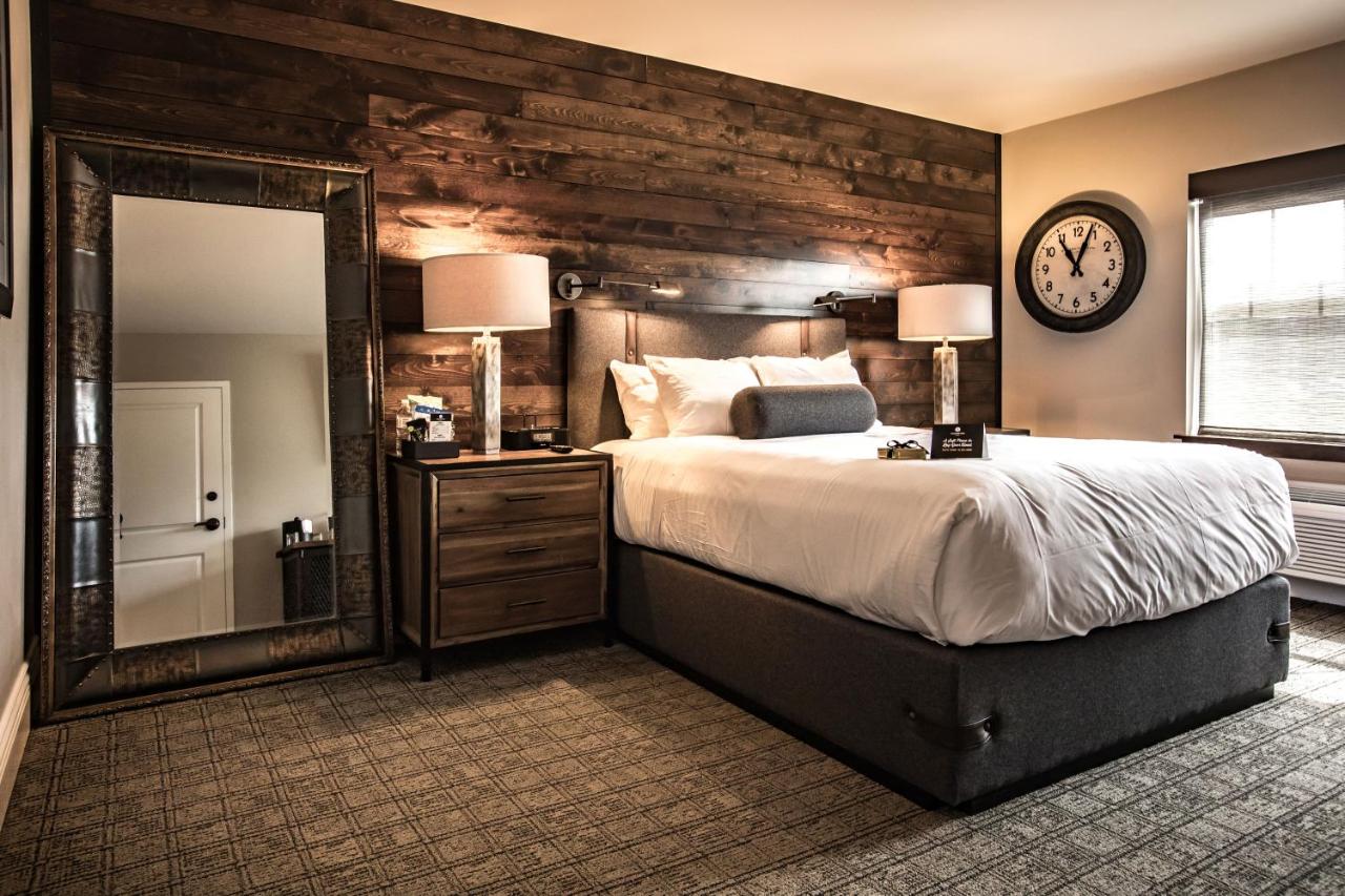 Queen Room - Disability Access at Ironworks Hotel