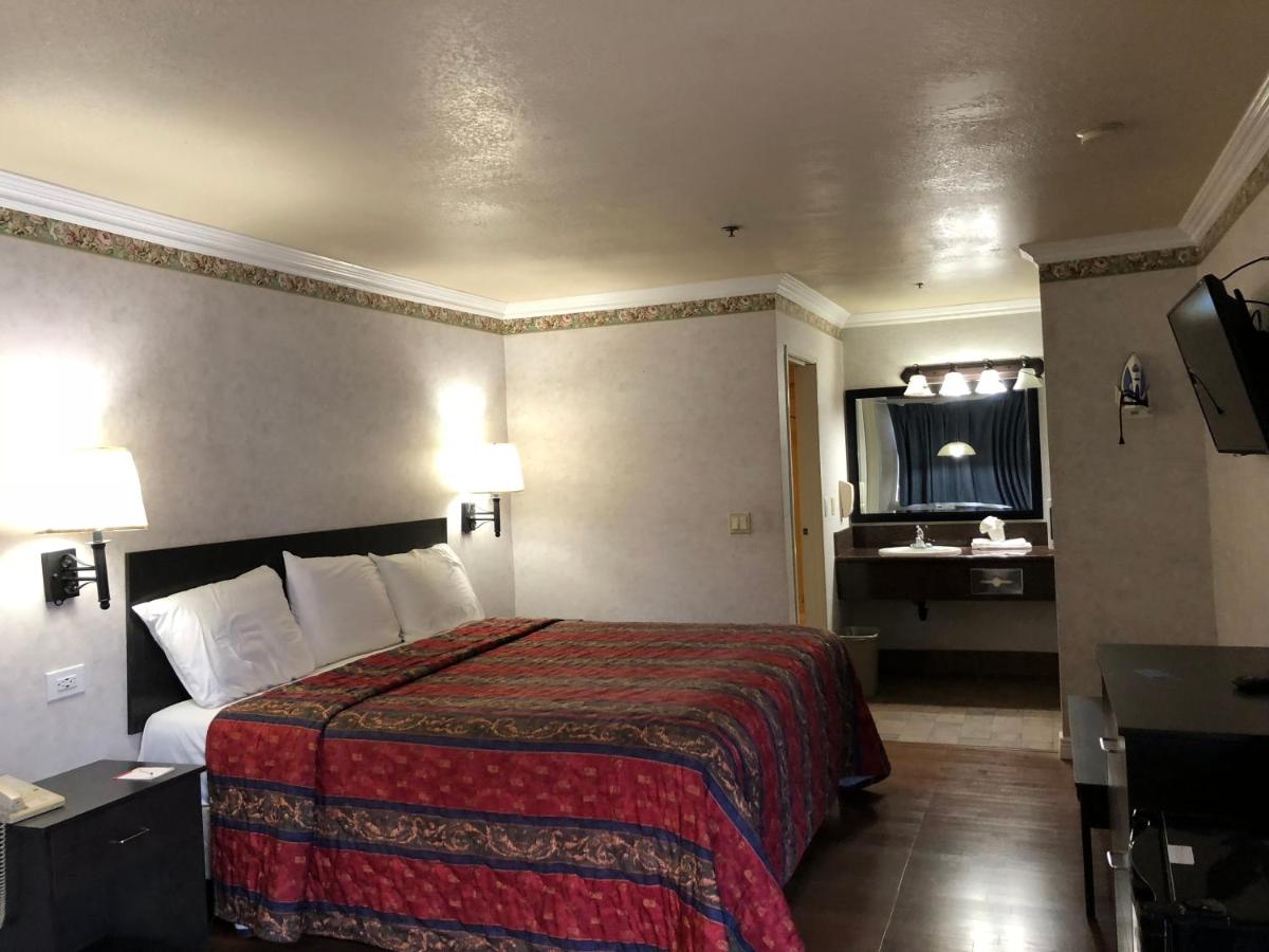 King Room - Non-Smoking at Travelers Inn
