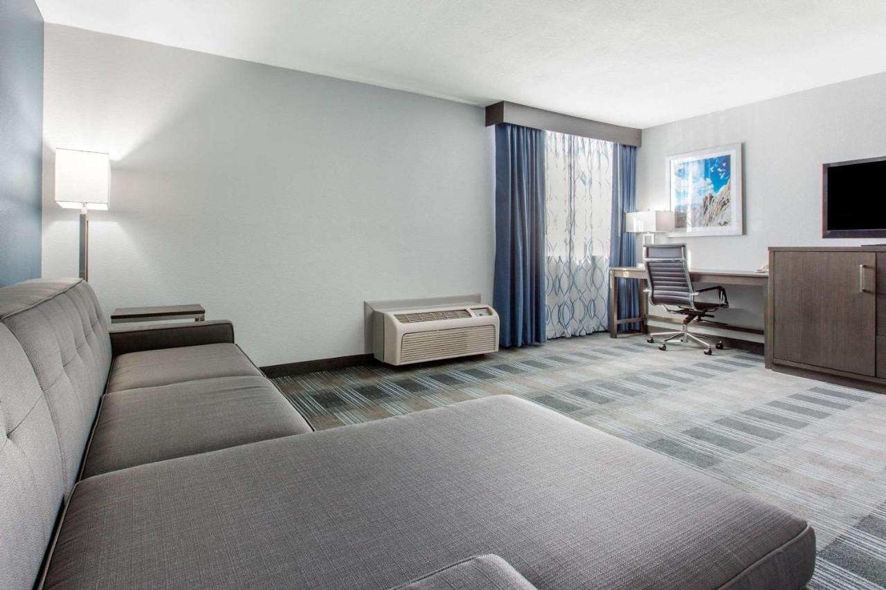 King Suite with Sofa Bed - Non-Smoking at Cielo Hotel Bishop-Mammoth, an Ascend Collection Hotel