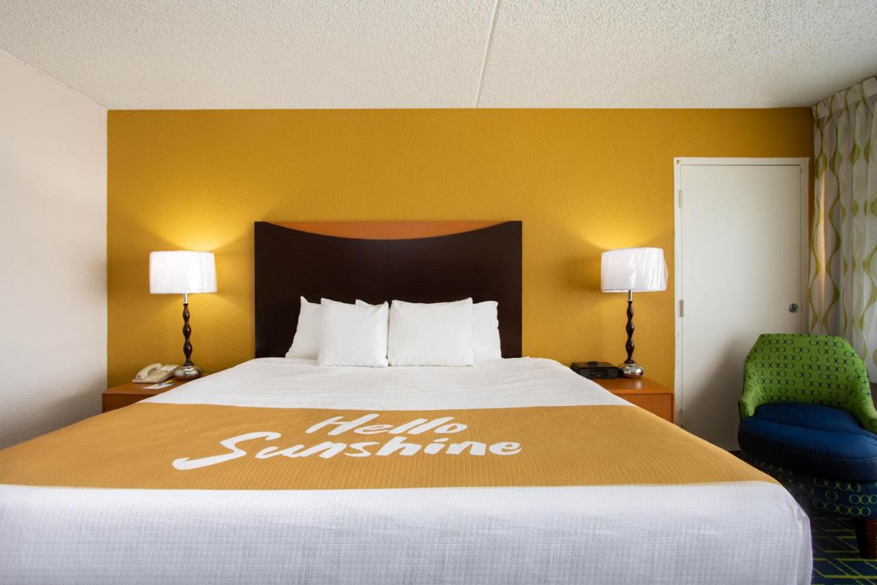 Deluxe King Room - Non-Smoking at Days Inn by Wyndham Absecon Atlantic City Area