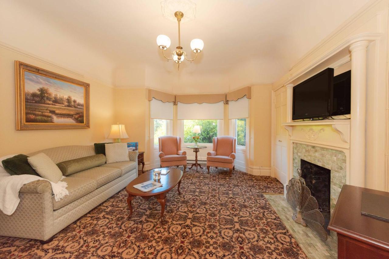One-Bedroom Suite at Stanyan Park Hotel
