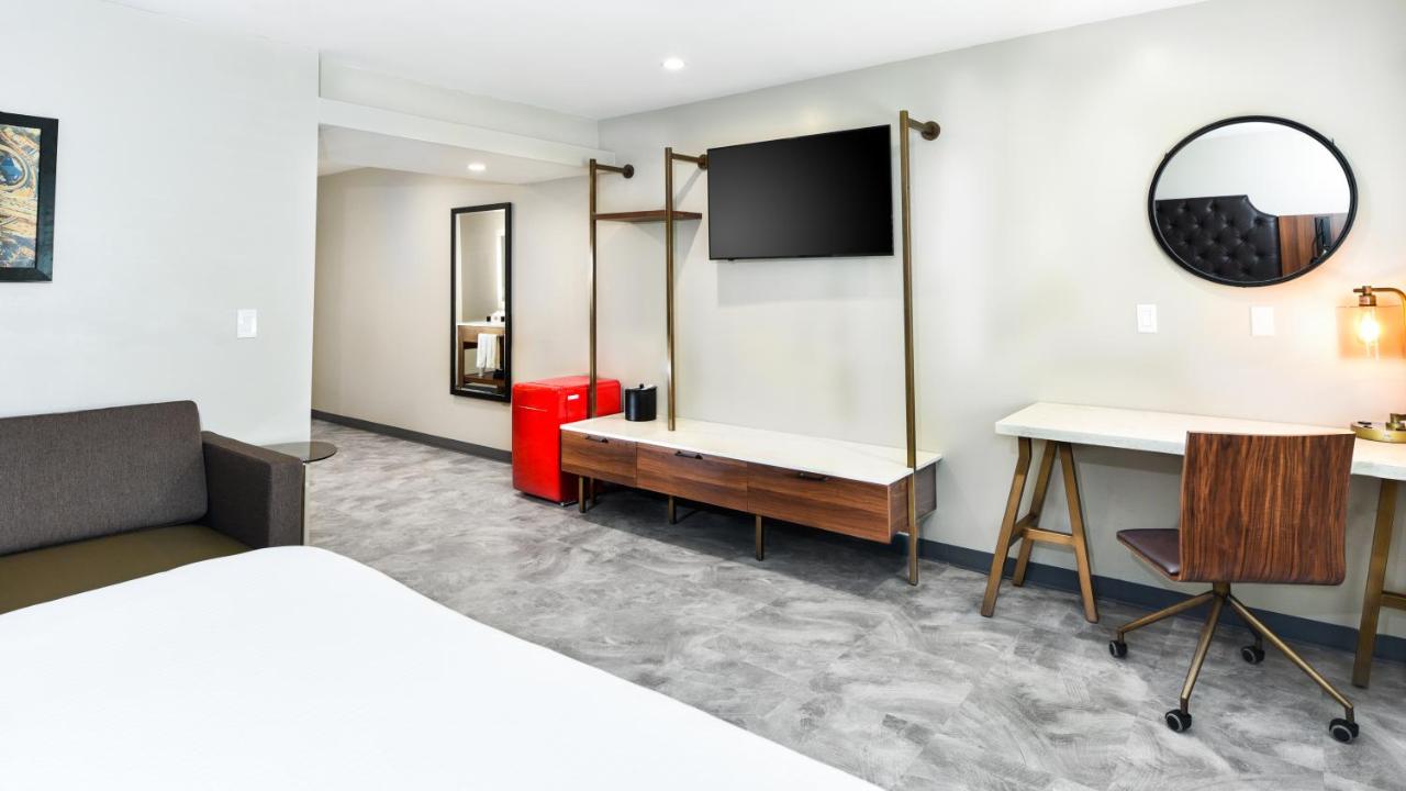 Standard King Room at Hollywood Inn Suites Hotel