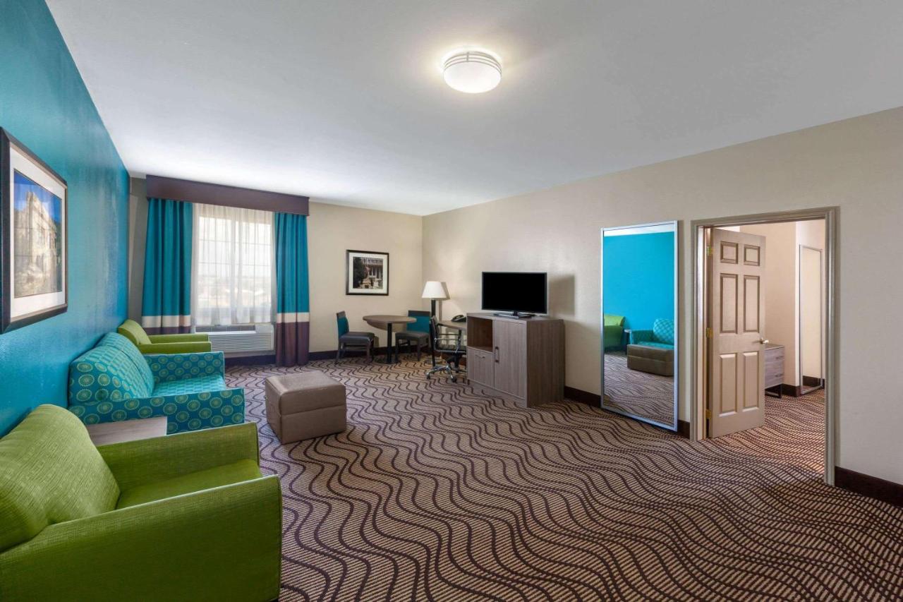 Queen Suite with Tub with Grab Bars - Mobility Accessible/Non-Smoking at La Quinta Inn & Suites by Wyndham Midland North