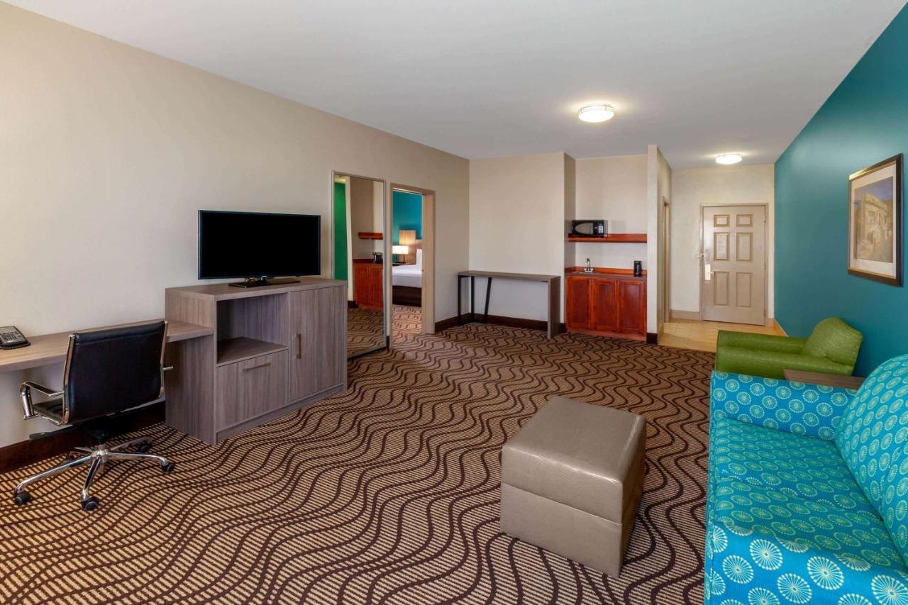 Queen Suite with Tub with Grab Bars - Mobility Accessible/Non-Smoking at La Quinta Inn & Suites by Wyndham Midland North