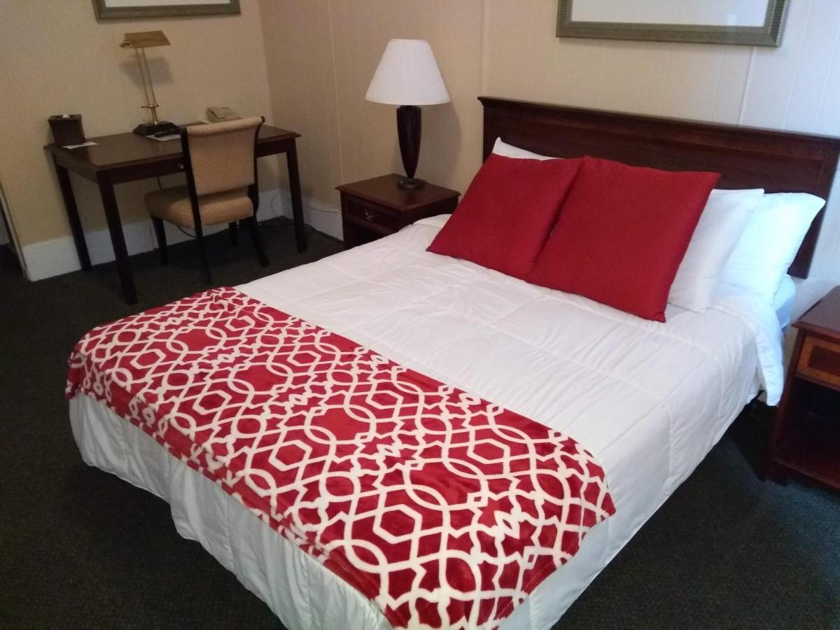 Queen Room at Hotel Wayne