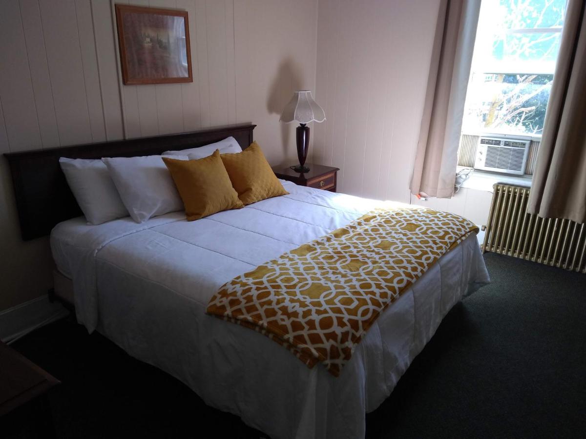 Single Room with Bathroom at Hotel Wayne