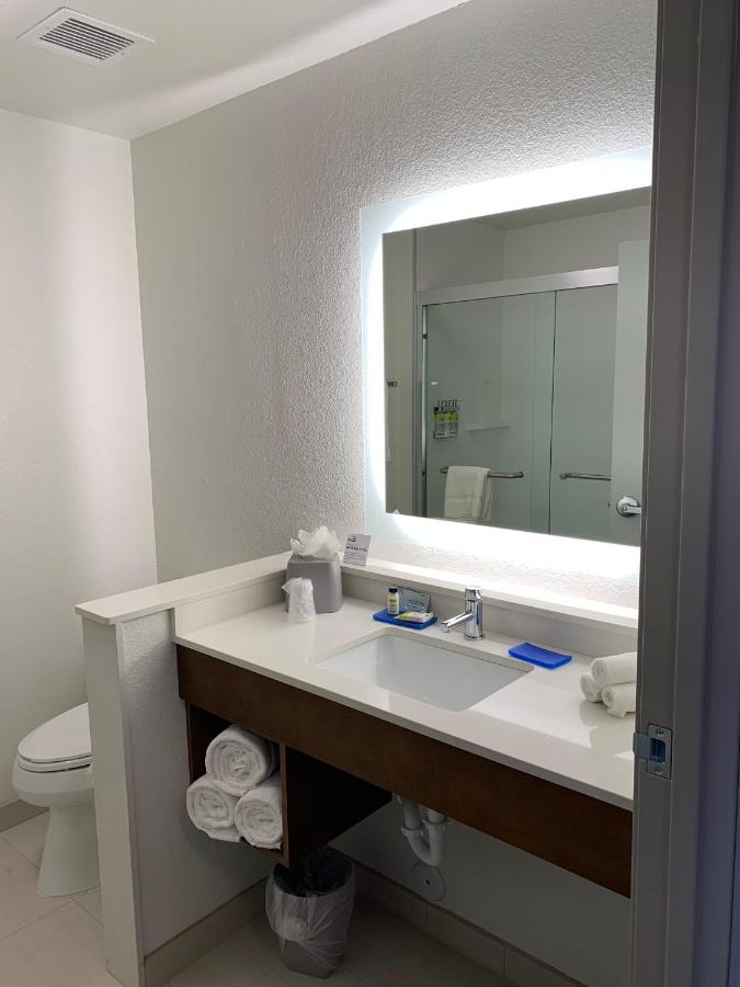Queen Room with Hearing Mobility Accessible Tub - Non-Smoking at Holiday Inn Express & Suites Denver - Aurora Medical Campus by IHG