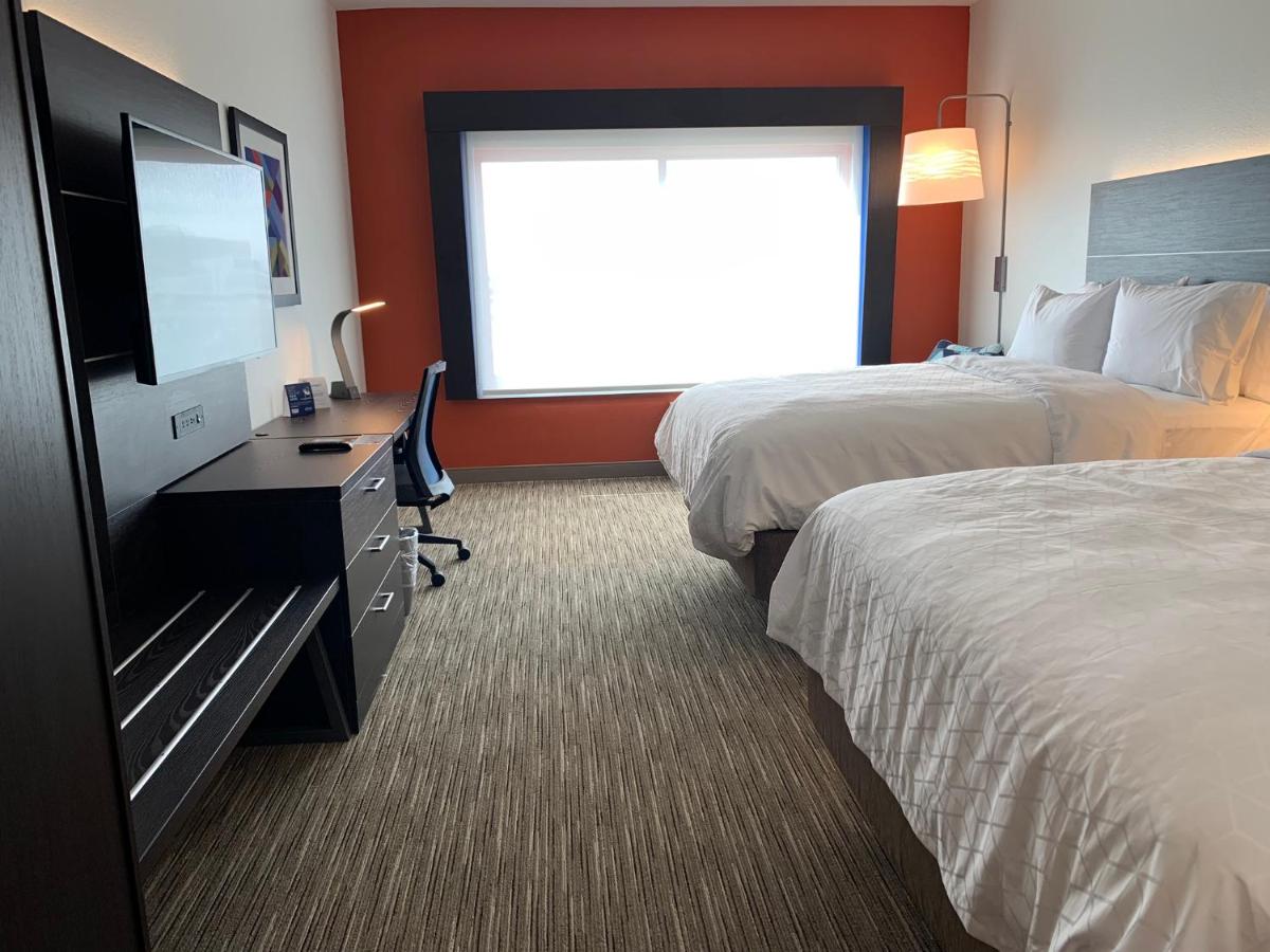 Queen Room with Hearing Mobility Accessible Tub - Non-Smoking at Holiday Inn Express & Suites Denver - Aurora Medical Campus by IHG