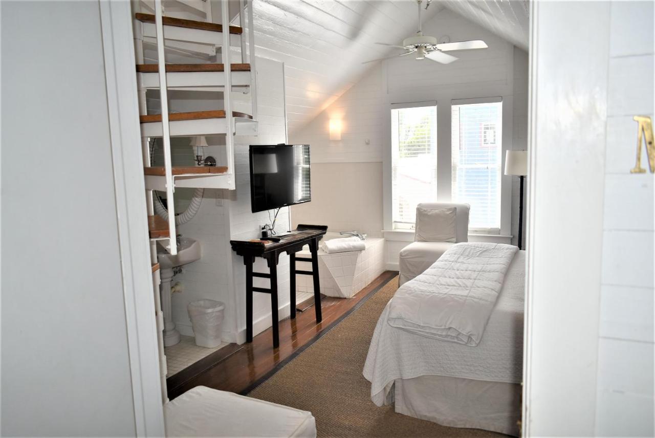 Deluxe Single Room MF at Simonton Court Historic Inn & Cottages