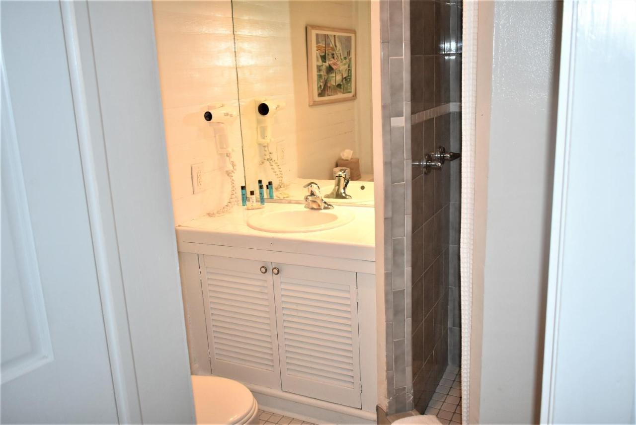 Deluxe King Suite B at Simonton Court Historic Inn & Cottages