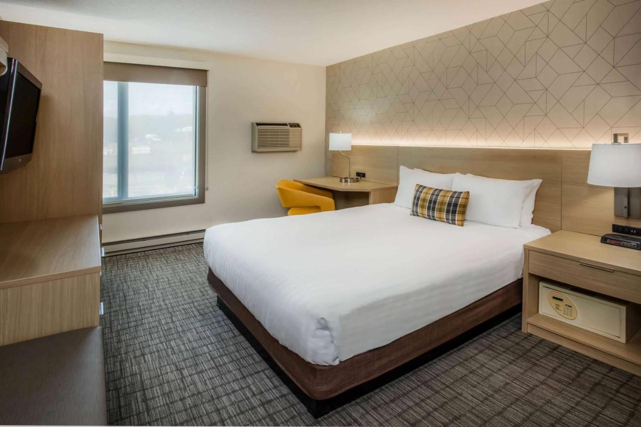 Queen Room - Non-Smoking at Days Inn & Suites by Wyndham Duluth by the Mall