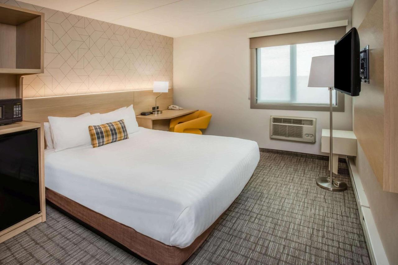 Queen Room - Mobility Access/Non-Smoking at Days Inn & Suites by Wyndham Duluth by the Mall