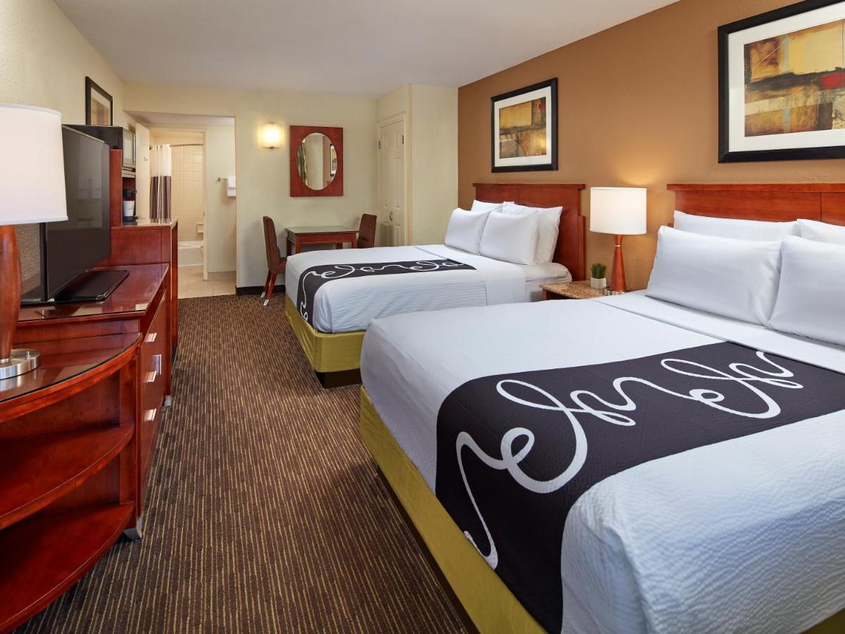 Deluxe Queen Suite - Mobility and Hearing Impaired Access/Non-Smoking at Mission View Inn & Suites San Diego Sea World - Zoo