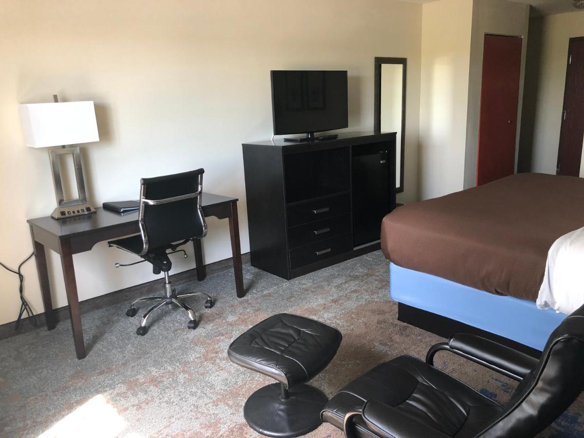 1 King Bed, Junior Studio Suite, Non Smoking at AmericInn by Wyndham Maquoketa