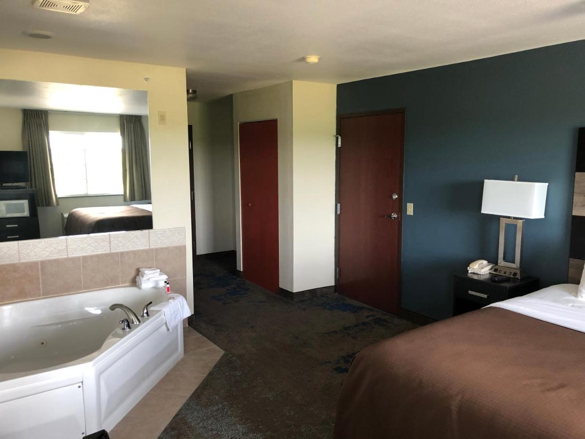 1 King Bed, Mobility Accessible Studio Suite, Non Smoking at AmericInn by Wyndham Maquoketa