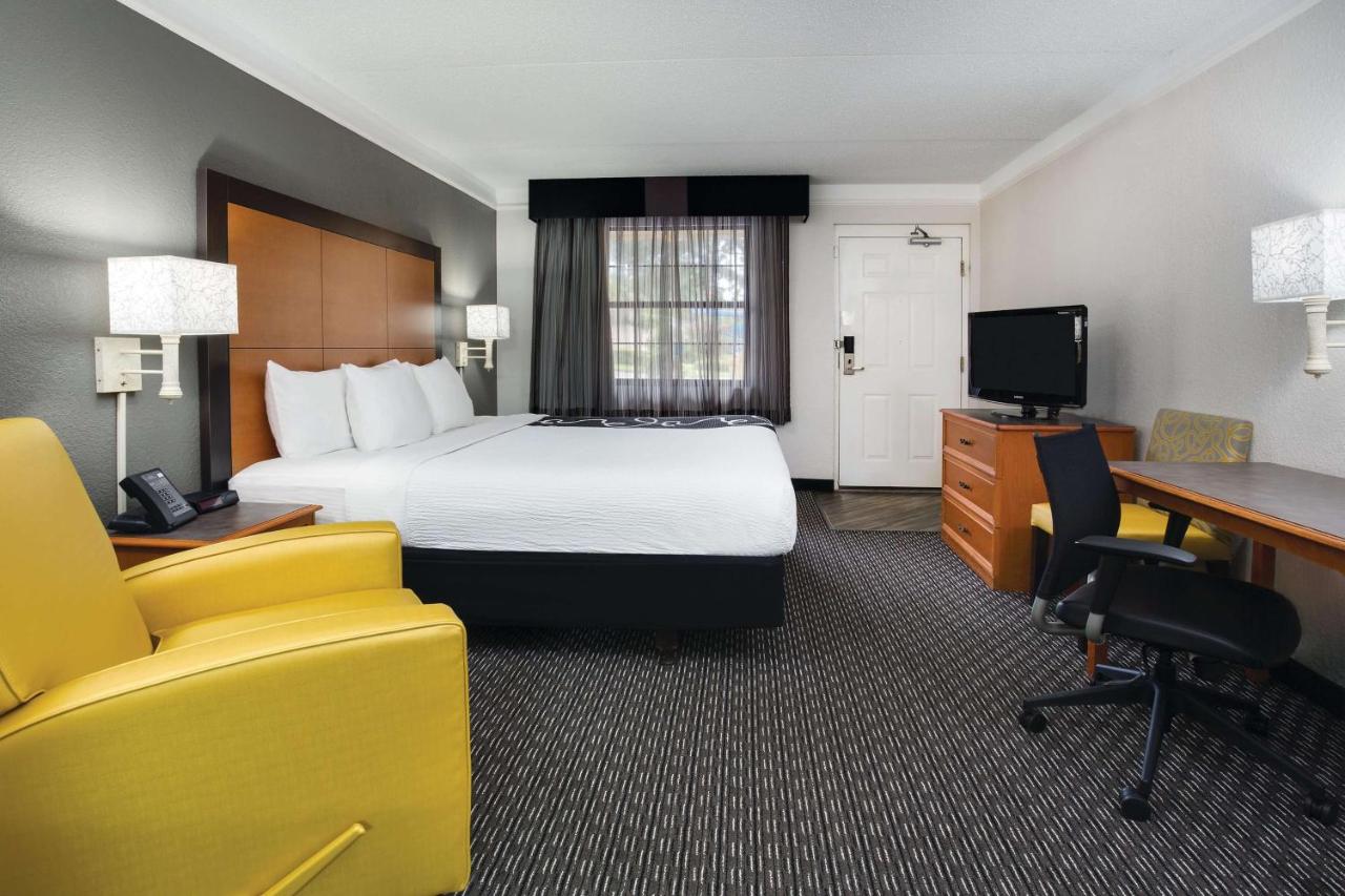 King Room with Bath Tub - Mobility/Hearing Accessible - Non-Smoking at Days Inn by Wyndham Gainesville University I-75
