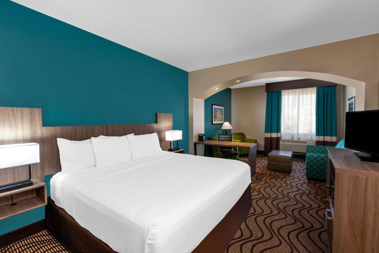 King Room with Bath Tub - Mobility/Hearing Accessible - Non-Smoking at La Quinta Inn & Suites by Wyndham Midland North