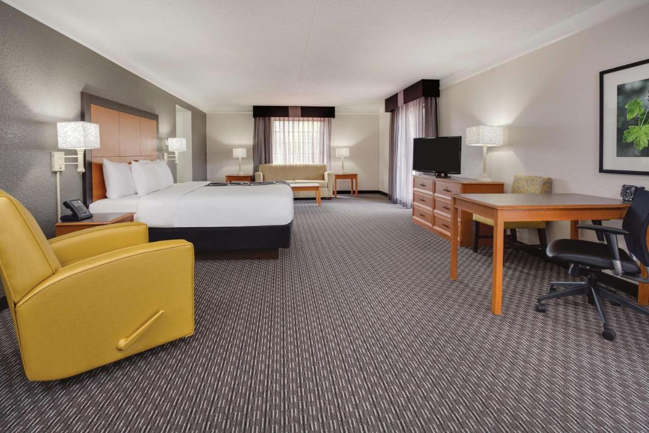 Superior King Room - Non-Smoking at Days Inn by Wyndham Gainesville University I-75