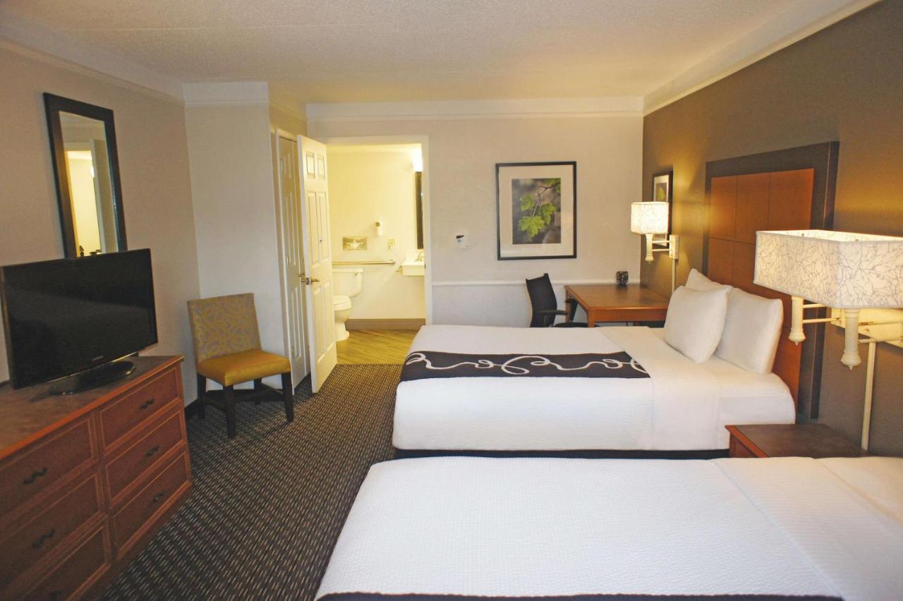 Deluxe Double Room with Two Double Beds - Mobility/Hearing Accessible with Roll-In Shower - Non-Smok at Days Inn by Wyndham Gainesville University I-75