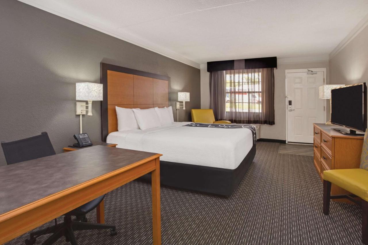 King Room - Non-Smoking at Days Inn by Wyndham Gainesville University I-75