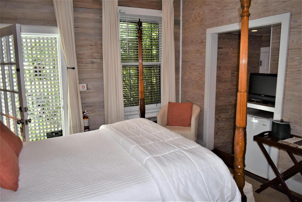 Queen Room E at Simonton Court Historic Inn & Cottages
