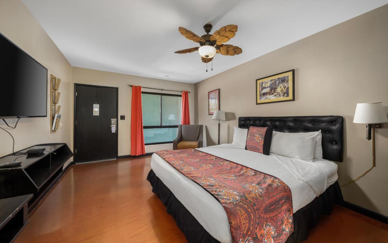Deluxe King Room at Caliente Tropics Hotel