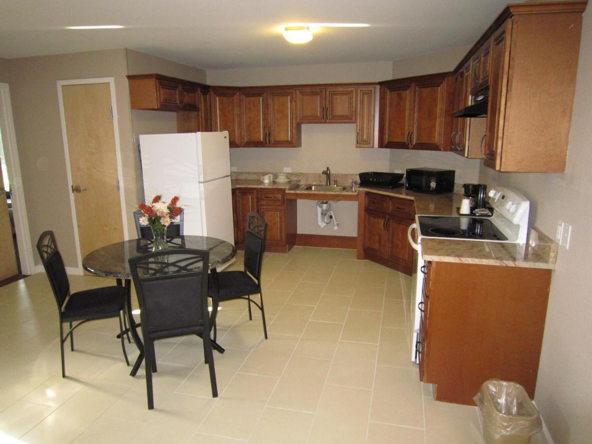 King Suite at Red Carpet Inn And Suites Monmouth Jtc