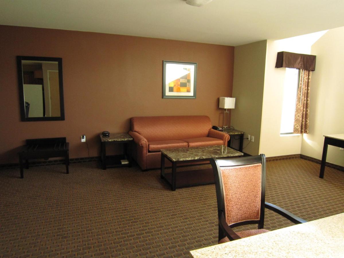 King Suite at Red Carpet Inn And Suites Monmouth Jtc