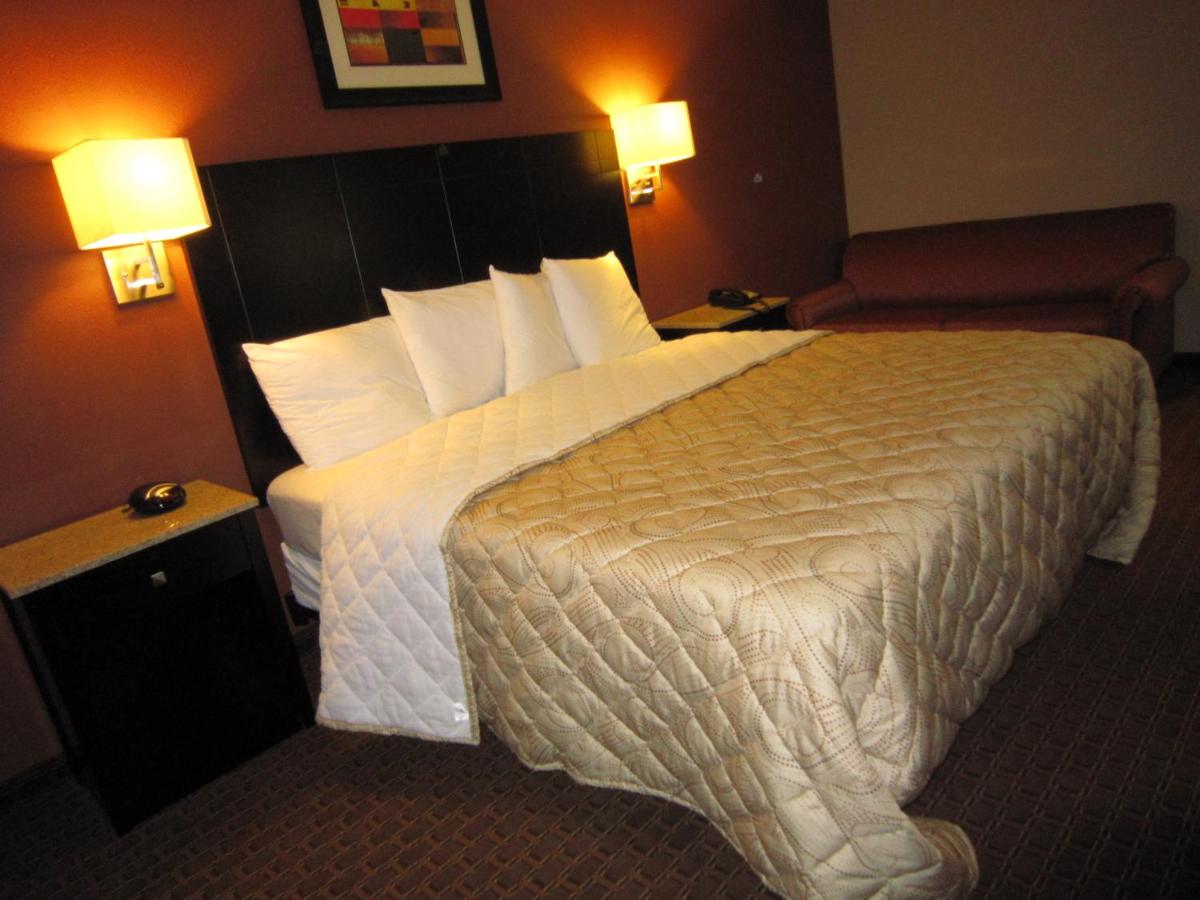 King Room at Red Carpet Inn And Suites Monmouth Jtc