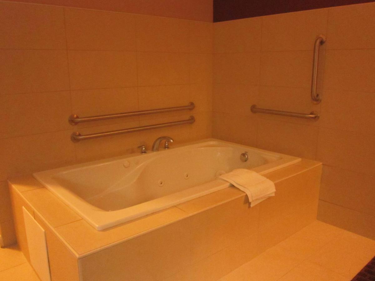 King Room with Spa Bath at Red Carpet Inn And Suites Monmouth Jtc