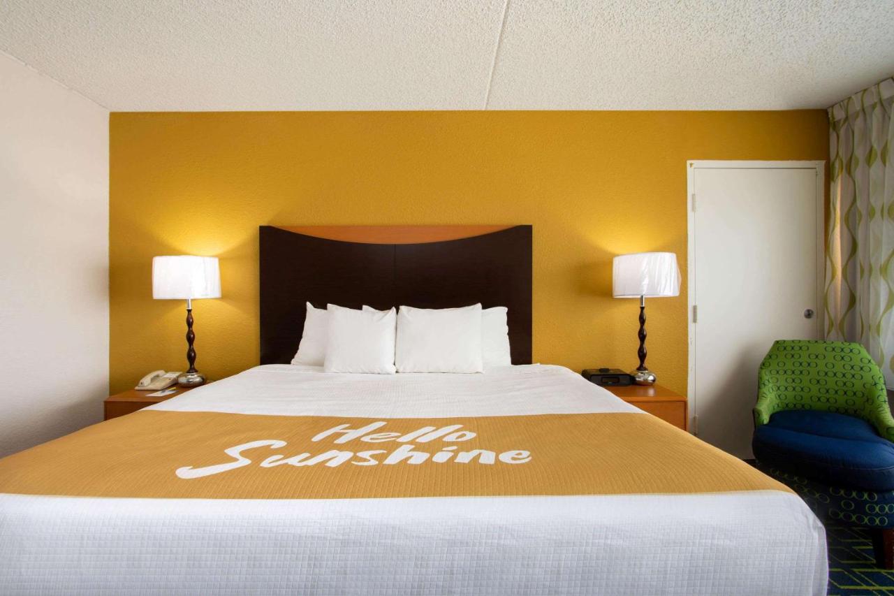 Deluxe King Room - Non-Smoking at Days Inn by Wyndham Absecon Atlantic City Area