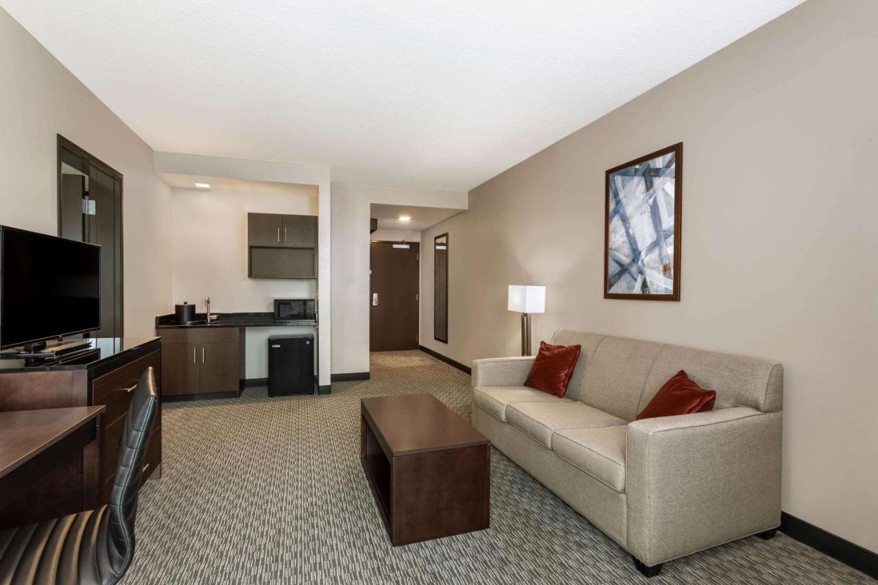 One-Bedroom King Suite - Mobility Access/Non-Smoking at Wingate by Wyndham Angola