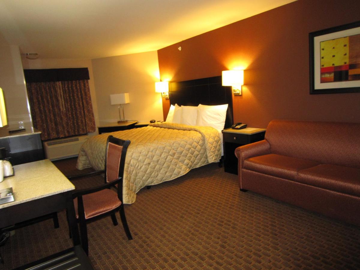 King Room at Red Carpet Inn And Suites Monmouth Jtc