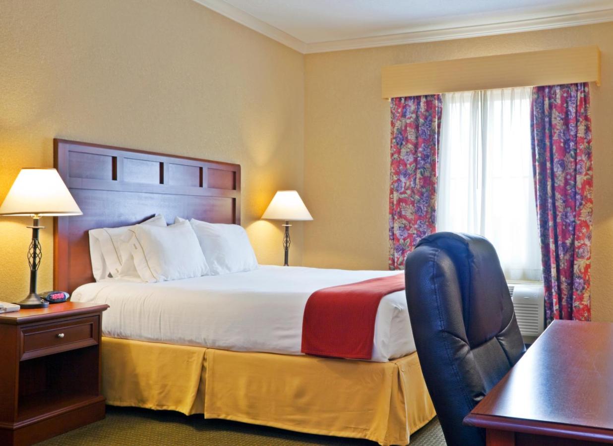 King Room - Disability Access at Holiday Inn Express Salado-Belton by IHG