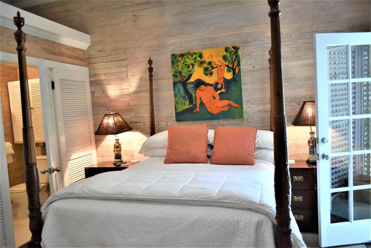 Queen Room E at Simonton Court Historic Inn & Cottages