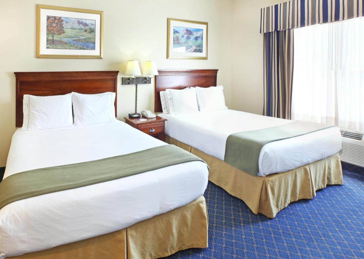Room Selected at Check-In at Holiday Inn Express Hotel & Suites Mountain Home by IHG